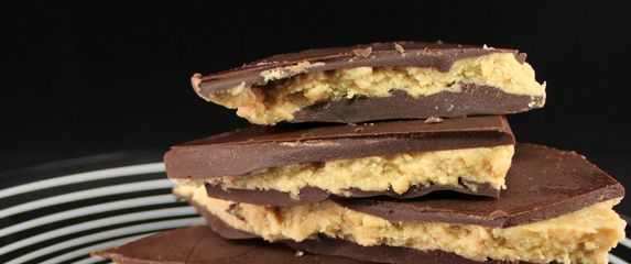 Čokoladne pločica s datuljama i maslacem od kikirikija