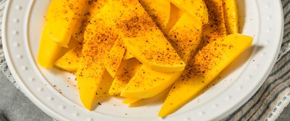 Kriške manga marinirane u tekili i poslužene s tajinom