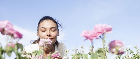 Žena miriše ruže