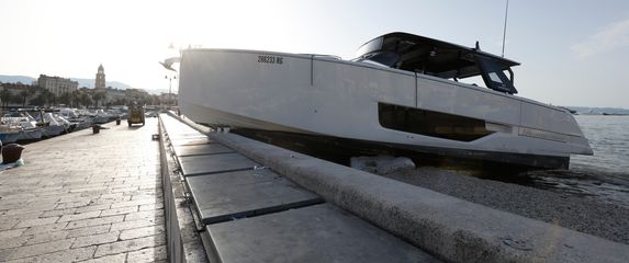 Gliser se zabio u obalu - 11