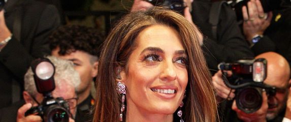 Amal Clooney ovo ljeto nosi haljine žute boje - 1