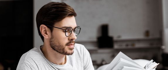 Dečko s naočalama koji čita