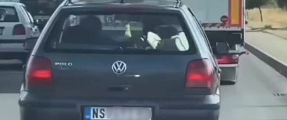 Vozilo srpske registracije s neobičnim predmetom na krovu