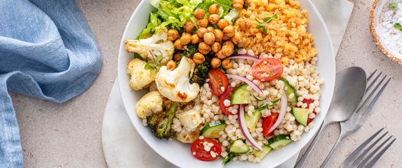 Salata sastavljena od namirnica sa Svakodnevnih 12 dr. Gregera