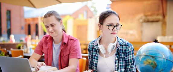 Mladić i djevojka kako uče geografiju