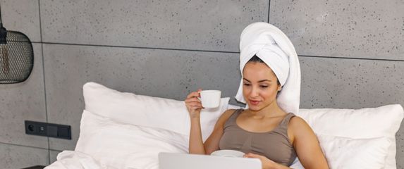 Ispijanje kave u krevetu