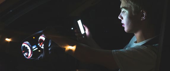 Vozač s mobitelom u ruci, ilustracija