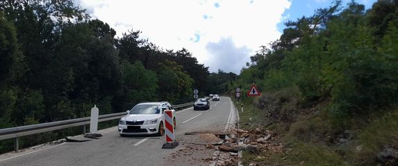 Zbog udara groma napukla cesta na Pelješcu - 1