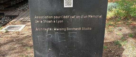 Francuski spomenik žrtvama holokausta oskrnavljen natpisom slobodna Gaza