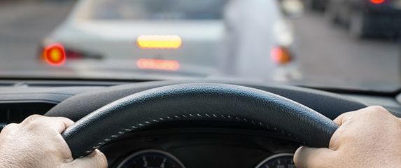 Pješak ispred automobila, ilustracija