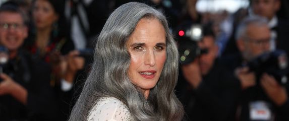Andie MacDowell izgleda predivno sa sijedom kosom