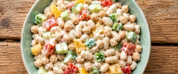Kremasta salata od graha, slanutka i povrća