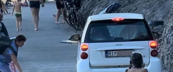 Auto na plaži