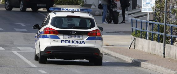 Policija u Makarskoj, ilustracija