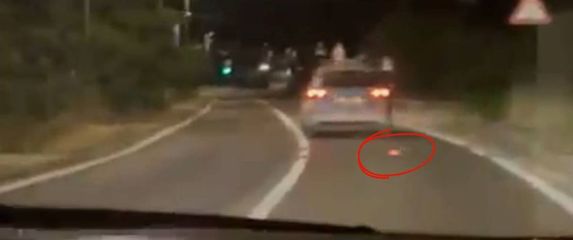 Iz policijskog auta bačen opušak