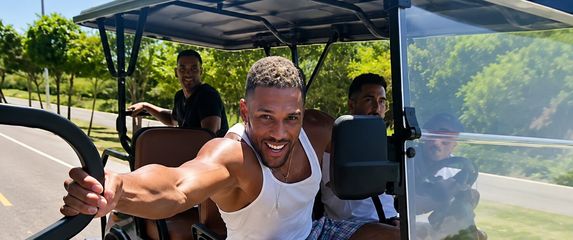 Joshua divljao u vozilima za golf