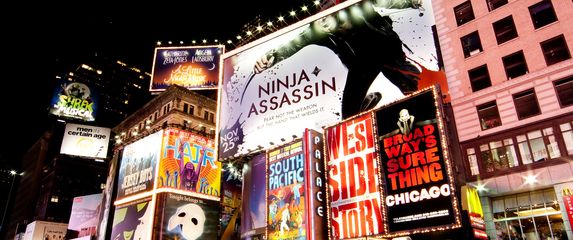 Kako se piše: na Broadwayju ili Broadwayu