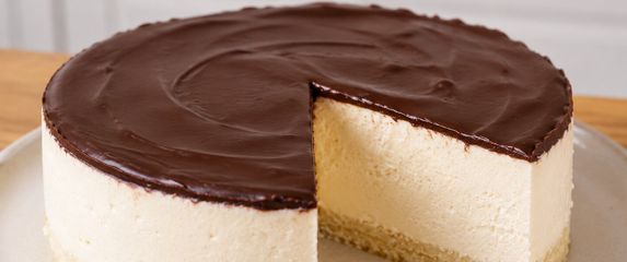 Proteinski zamrznuti cheesecake s maslacem od kikirikija