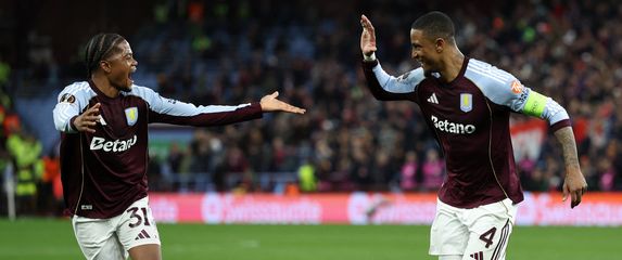 Leon Bailey i Ezri Konsa