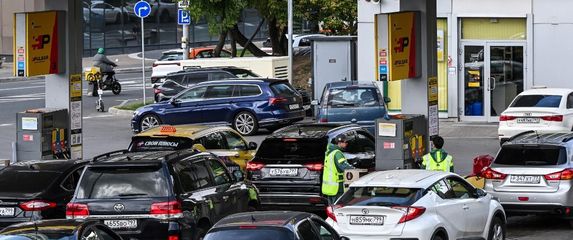 Redovi na benzinskoj u Mokvi
