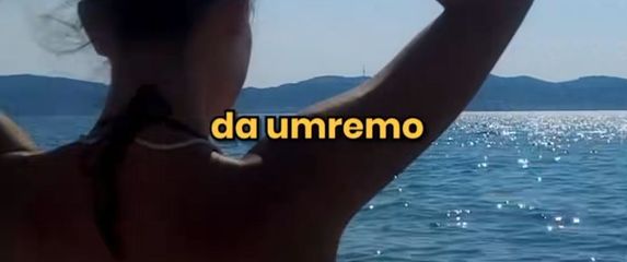 Djevojka na moru