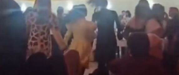 Plesanje kola na svadbi