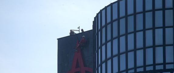 Skidanje velikog Agrokorovog znaka s vrha Ciboninog tornja (Foto: Pixell) - 2