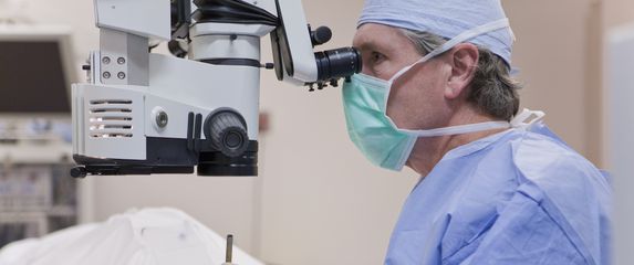 Kirurg tijekom operativnog zahvata (Ilustracija: Thinkstock)