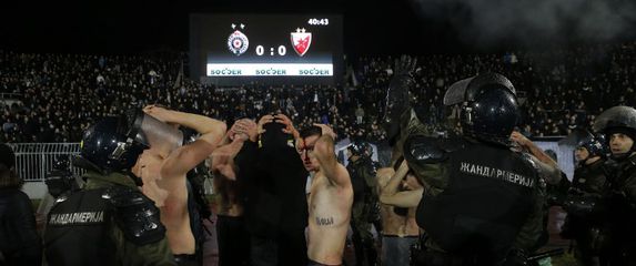 Huligani nakon derbija na Partizanovu stadionu (Foto: AFP)