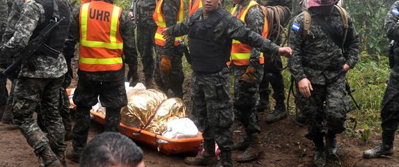 Izvlačenje mrtvih nakon pada helikoptera u Hondurasu (Foto: AFP)