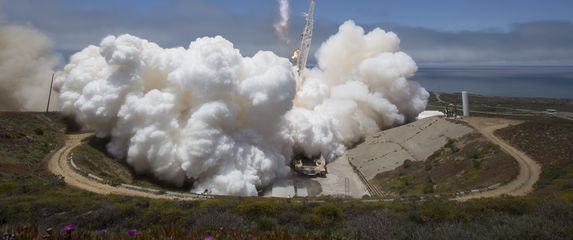 Raketa Falcon 9 (Foto: AFP)