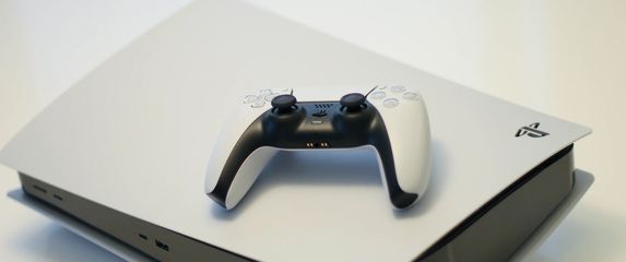 Playstation 5 bijela konzola i Playstation 5 Dual Sense kontroler