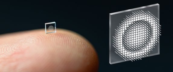 Prikaz sićušne kamere na ljudskom prstu