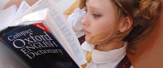 Djevojka čita Oxfordov rječnik.