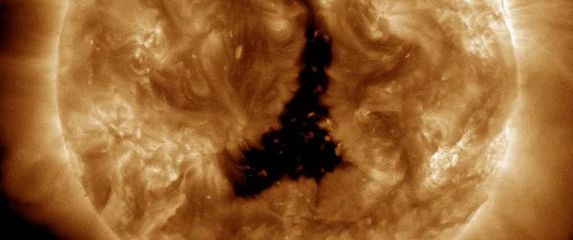 Kolosalna koronalna rupa na Suncu
