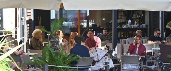 Ljudi u kafiću