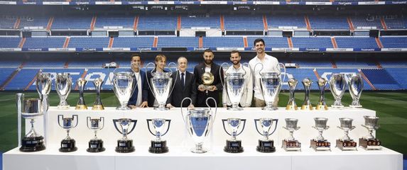 Florentino Perez s trofejima Lige prvaka koje je osvojio Real Madrid