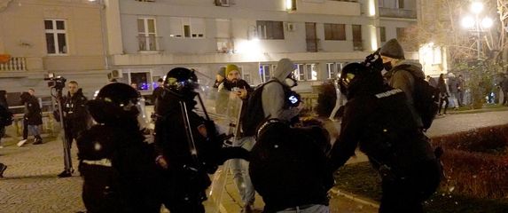 Kordon policije rastjerao prosvjednike