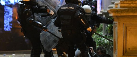 Policija razbija prosvjed