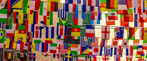 sve zastave svijeta obješene iznad ulice