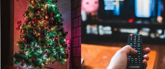 božićno drve i daljinski upravljač kao simbol božićnih filmova
