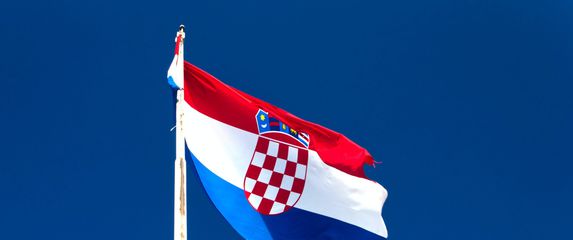zastava Republike Hrvatske kako vijori na vjetru