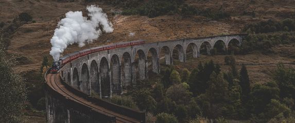 vlak naziva hogwarts express dok vozi preko mosta u poznatoj sceni iz harry pottera
