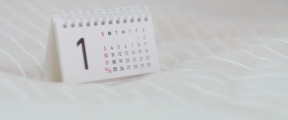 Kalendar na stolu s okrenutim prvim danom u mjesecu