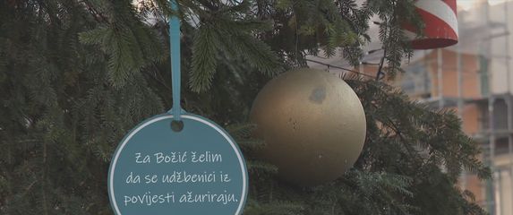 Političke poruke na kuglicama - 3