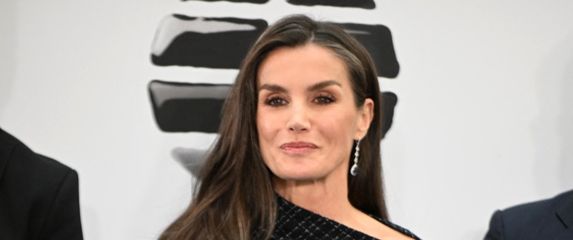 Kraljica Letizia u tamnoplavoj haljini dizajnera Moisésa Nieta