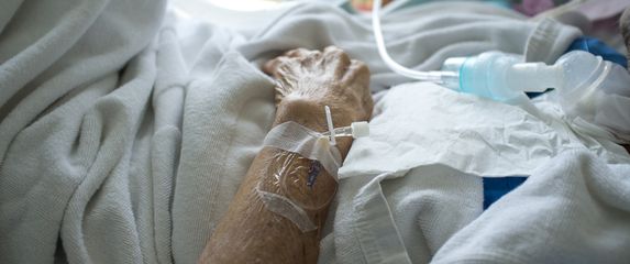 Stariji pacijent u bolničkom krevetu, ilustracija