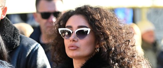 Street style izdanje ljepotice iz Zagreba s pletenom haljinom