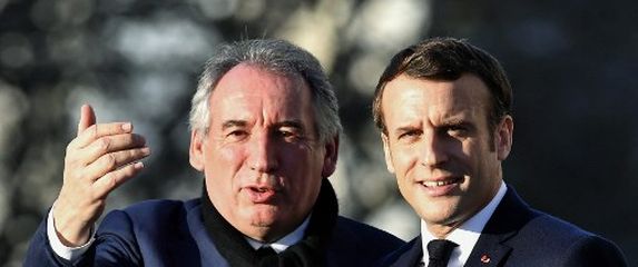 Francois Bayrou i Emmanuel Macron