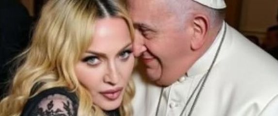 Madonna i Papa Franjo AI